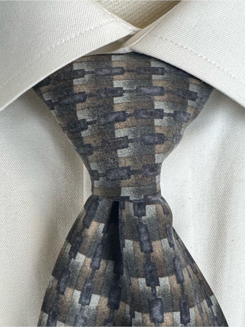 Geoffrey Beene Men's Extra Long Patterned Silk Tie in Green and Brown Tones
